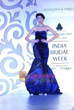 Model walks the ramp for Shantanu Nikhil at Aamby Valley India Bridal week DAY 3 on 31st Oct 2010 (27).JPG
